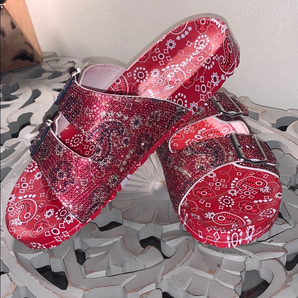 Red bandana slides - Picture 2 of 3